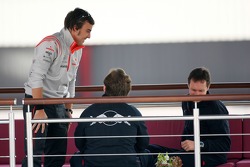 Fernando Alonso, McLaren Mercedes has a talk ve Christian Horner, Red Bull Racing, Direktör