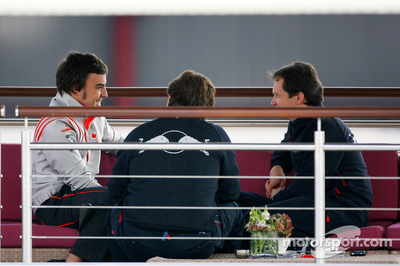 Fernando Alonso, McLaren Mercedes has a talk ve Christian Horner, Red Bull Racing, Direktör