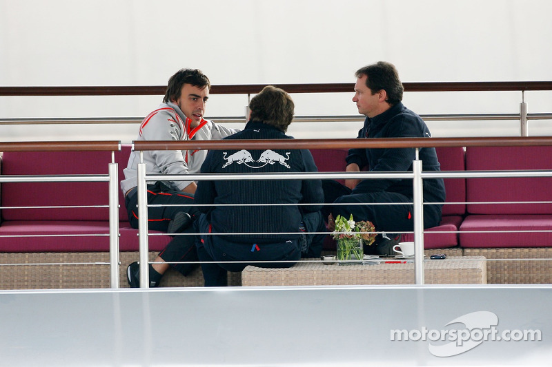 Fernando Alonso, McLaren Mercedes has a talk ve Christian Horner, Red Bull Racing, Direktör