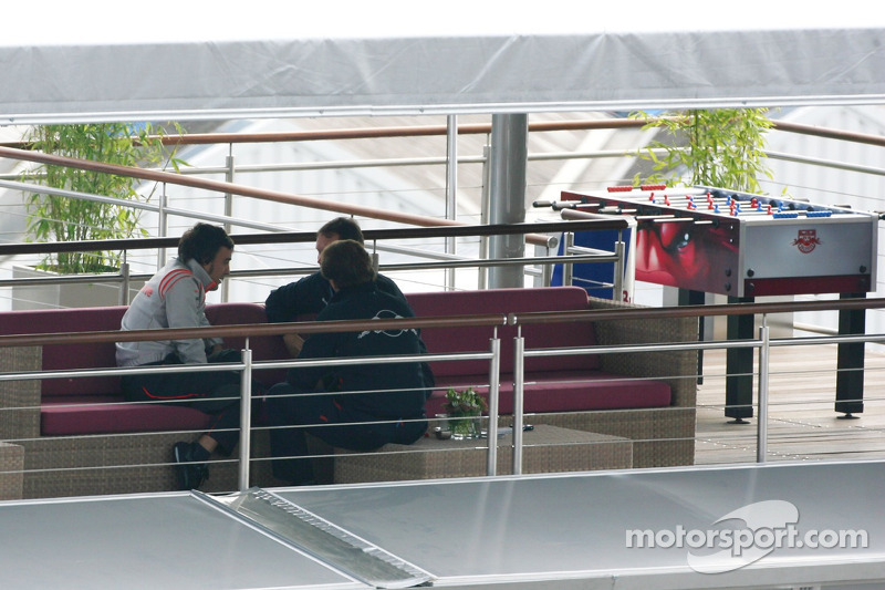Fernando Alonso, McLaren Mercedes has a talk ve Christian Horner, Red Bull Racing, Direktör