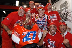 Casey Stoner fête son titre de champion MotoGP 2007 avec son équipe