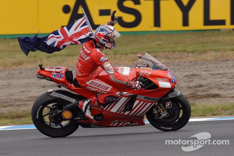 Campeón de MotoGP 2007 Casey Stoner celebra