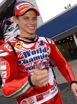 Casey Stoner fête son titre de champion MotoGP 2007