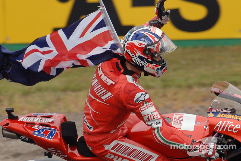 Casey Stoner, campione del mondo 2007 di MotoGP, festeggia