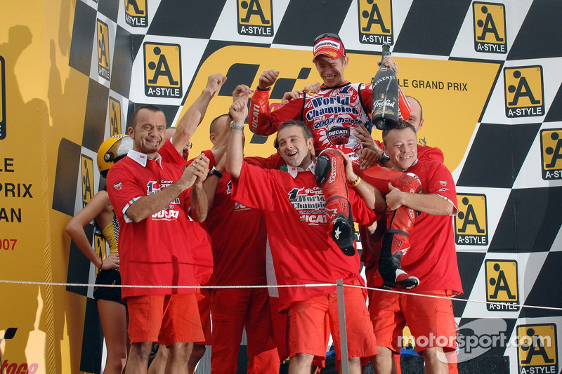 Podio: campeón de MotoGP 2007 Casey Stoner celebra con el equipo