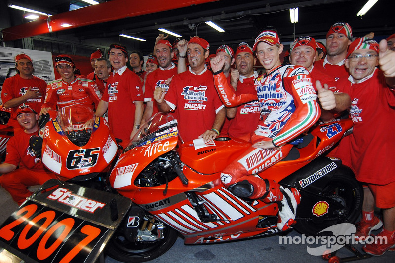 Чемпіон MotoGP 2007 Кейсі Стоунер святкує разом із командою