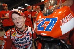 Casey Stoner, campione MotoGP 2007, festeggia