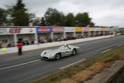 Jean Alesi en el Fangio Mercedes Streamliner