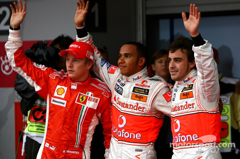 Ganador de la pole Lewis Hamilton, McLaren Mercedes, segundo puesto Fernando Alonso, McLaren Mercedes, y el tercero Kimi Raikkonen, Scuderia Ferrari