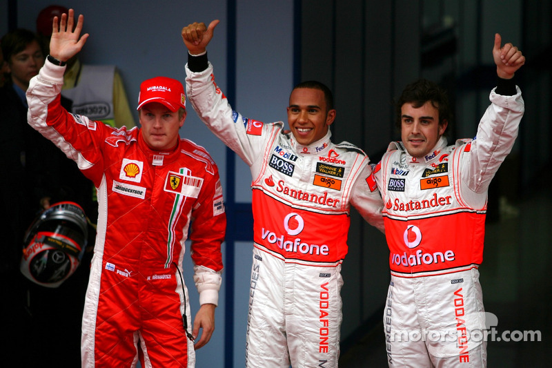 Ganador de la pole Lewis Hamilton, McLaren Mercedes, segundo puesto Fernando Alonso, McLaren Mercede