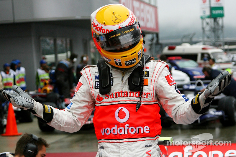 Ganador de la pole Lewis Hamilton, McLaren Mercedes, celebra