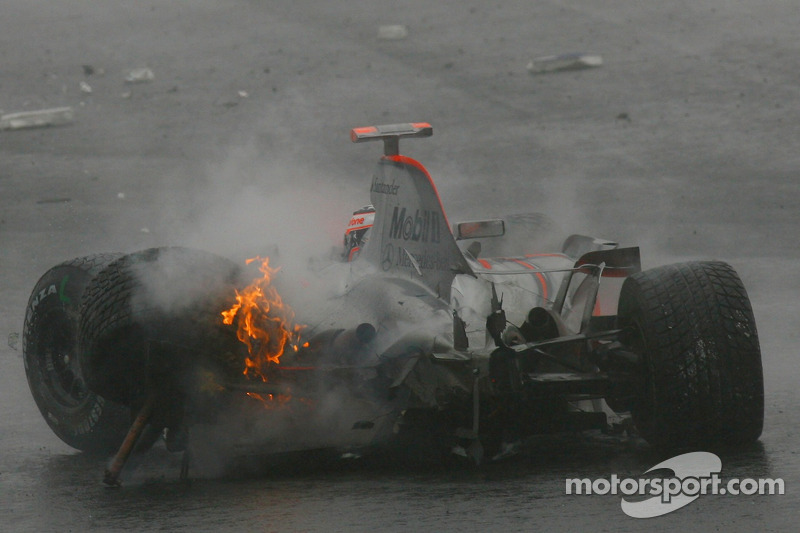 Japón 2007: Alonso choca y el tricampeonato se aleja