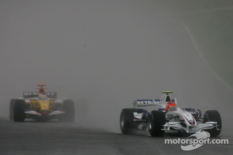 Robert Kubica, BMW Sauber F1 Team, F1.07 leads Giancarlo Fisichella, Renault F1 Team, R27