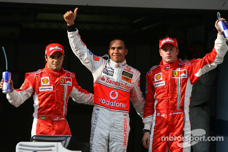 Tercer puesto Felipe Massa, Scuderia Ferrari; ganador de la pole Lewis Hamilton, McLaren Mercedes y 