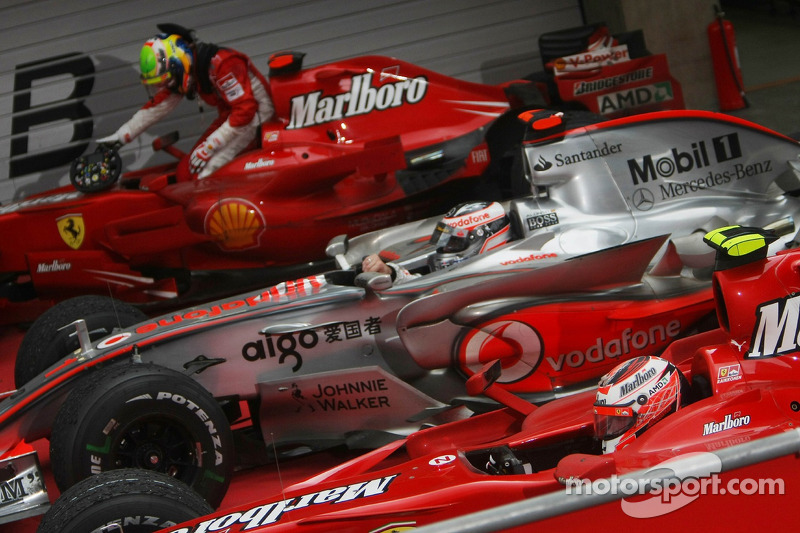 3er lugar Felipe Massa, Scuderia Ferrari con 2do lugar Fernando Alonso, McLaren Mercedes y 1 º lugar Kimi Raikkonen, Scuderia Ferrari