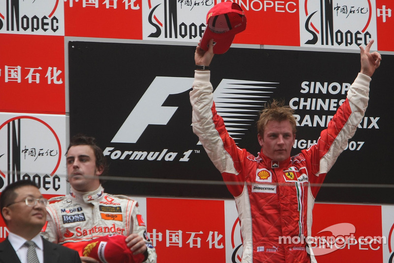 Segundo lugar Fernando Alonso, McLaren Mercedes y el primer lugar Kimi Raikkonen, Scuderia Ferrari