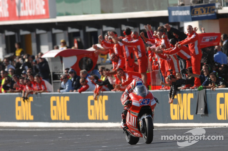 Casey Stoner takes the checkered flag