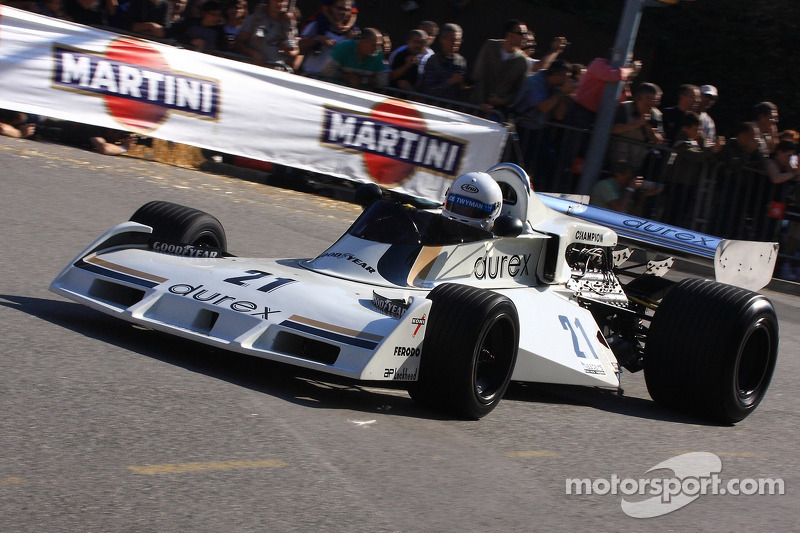 Alan Jones au volant de la Surtees TS 19 lors d'une démonstration en 2007