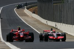 Кими Райкконен, Scuderia Ferrari обгоняет Льюиса Хэмилтона, McLaren Mercedes