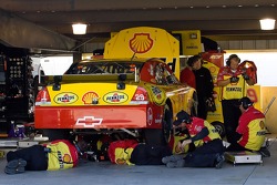 Kevin Harvick's crew makes adjustments to the #29 Shell/Pennzoil Chevy