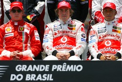 The end of season group photo: Kimi Raikkonen, Scuderia Ferrari, Fernando Alonso, McLaren Mercedes, Lewis Hamilton, McLaren Mercedes