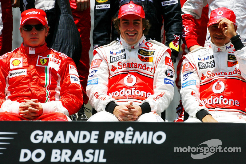 end, season group photo: Kimi Raikkonen, Scuderia Ferrari, Fernando Alonso, McLaren Mercedes, Lewis