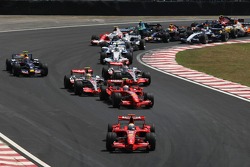 Start: Felipe Massa, Scuderia Ferrari, F2007, Kimi Raikkonen, Scuderia Ferrari, F2007 and Lewis Hamilton, McLaren Mercedes, MP4-22, Fernando Alonso, McLaren Mercedes, MP4-22
