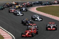 Salida: Felipe Massa, Scuderia Ferrari, F2007, Kimi Raikkonen, Scuderia Ferrari, F2007 y Lewis Hamil