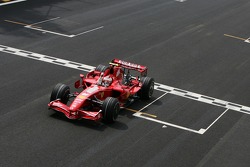 Kimi Raikkonen takes the checkered flag to win the race and the 2007 F1 Drivers World Championship
