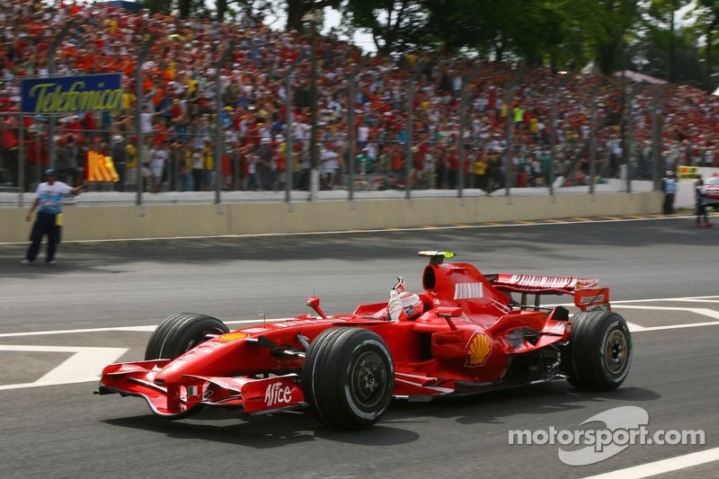 Yarış galibi ve 2007 Dünya Şampiyonu Kimi Raikkonen kutlama yapıyor