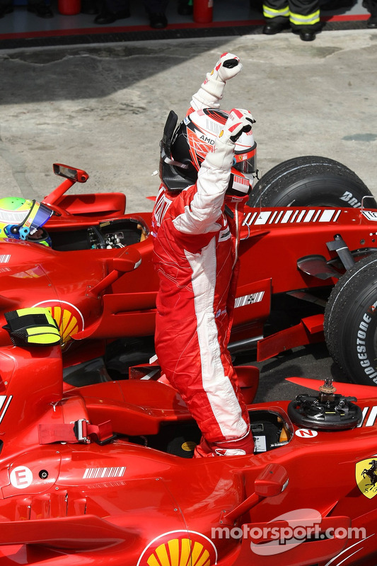 Yarış galibi ve 2007 Dünya Şampiyonu Kimi Raikkonen kutlama yapıyor