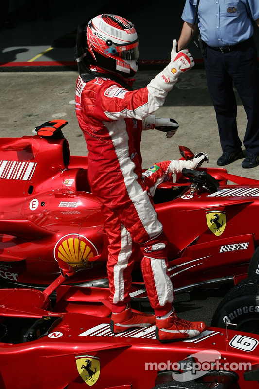 Yarış galibi ve 2007 Dünya Şampiyonu Kimi Raikkonen kutlama yapıyor