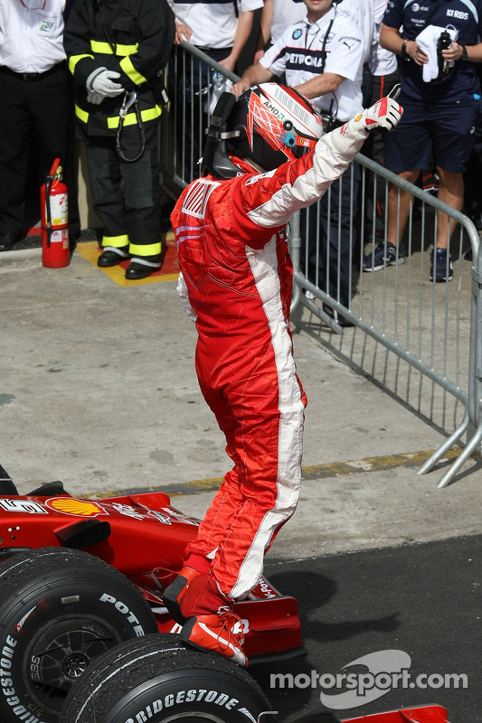 Yarış galibi ve 2007 Dünya Şampiyonu Kimi Raikkonen kutlama yapıyor