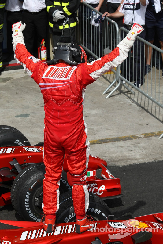 Yarış galibi ve 2007 Dünya Şampiyonu Kimi Raikkonen kutlama yapıyor