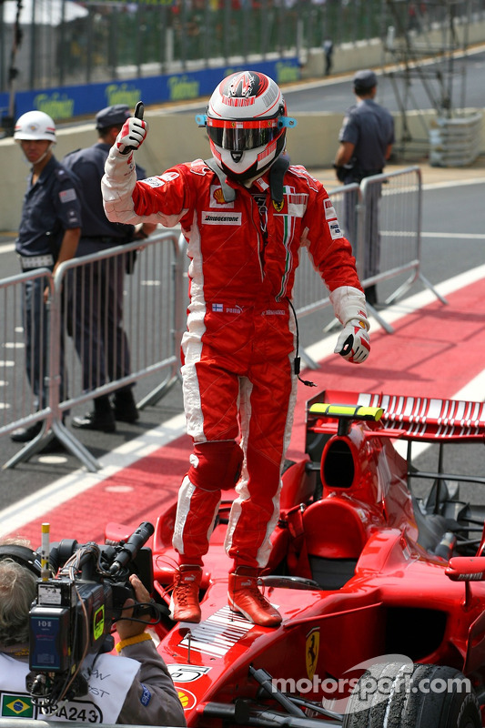 Yarış galibi ve 2007 Dünya Şampiyonu Kimi Raikkonen kutlama yapıyor