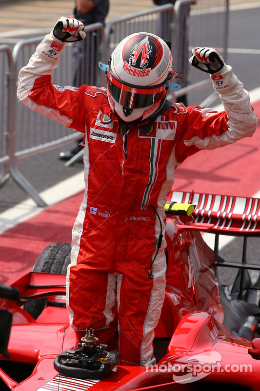 Yarış galibi ve 2007 Dünya Şampiyonu Kimi Raikkonen kutlama yapıyor