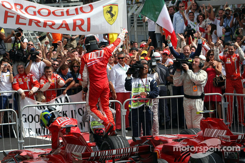 Yarış galibi ve 2007 Dünya Şampiyonu Kimi Raikkonen ve Felipe Massa