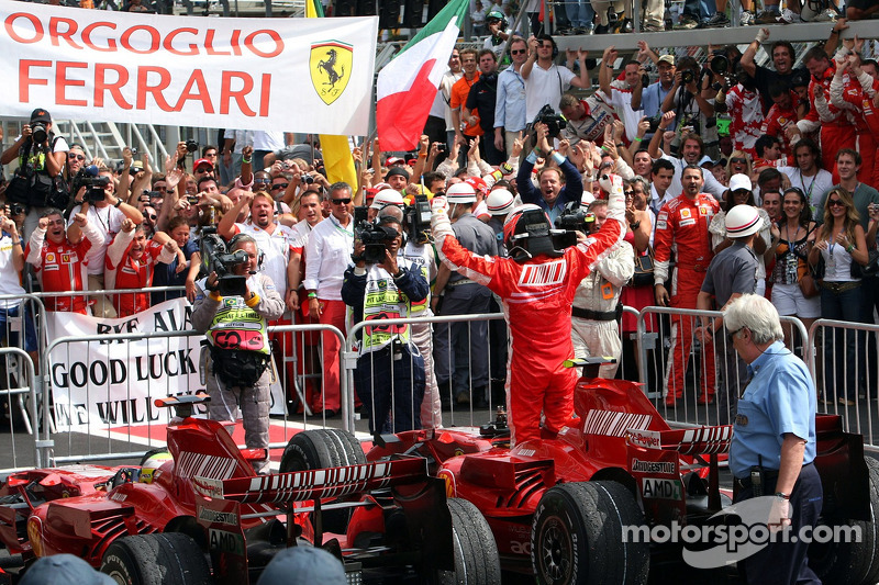 Yarış galibi ve 2007 Dünya Şampiyonu Kimi Raikkonen ve Felipe Massa
