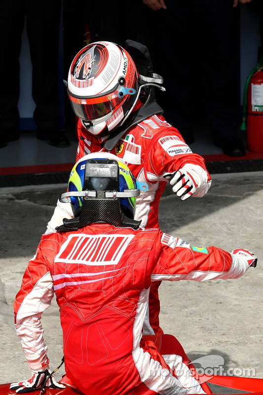 Yarış galibi ve 2007 Dünya Şampiyonu Kimi Raikkonen kutlama yapıyor ve Felipe Massa
