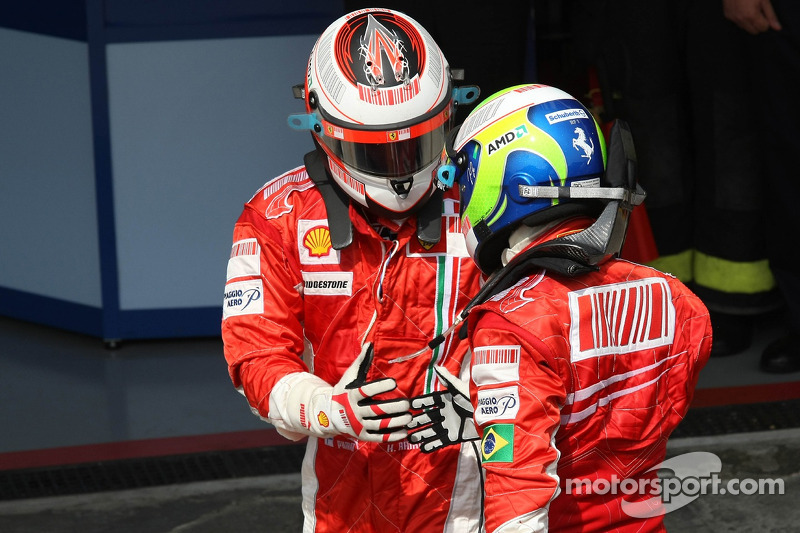 Yarış galibi ve 2007 Dünya Şampiyonu Kimi Raikkonen kutlama yapıyor ve Felipe Massa