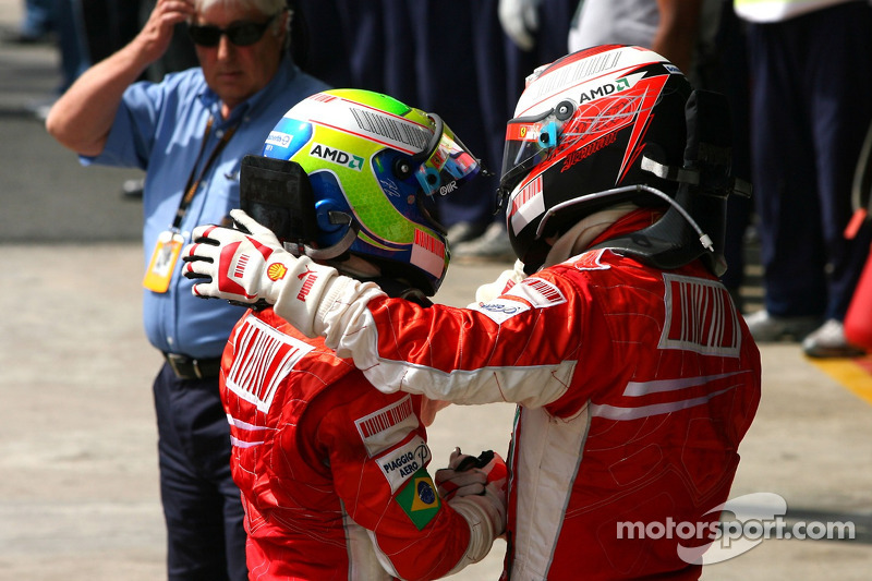 Yarış galibi ve 2007 Dünya Şampiyonu Kimi Raikkonen kutlama yapıyor ve Felipe Massa