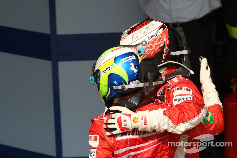 Yarış galibi ve 2007 Dünya Şampiyonu Kimi Raikkonen kutlama yapıyor ve Felipe Massa