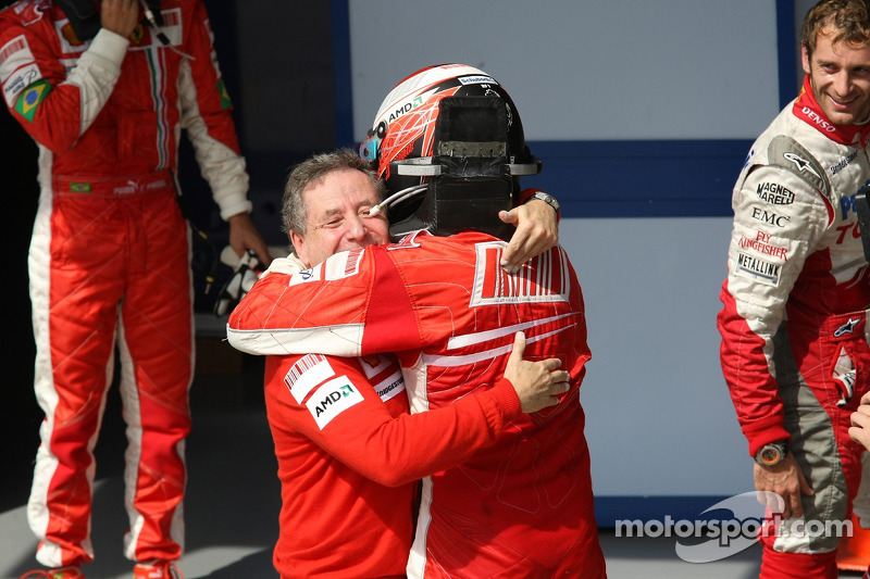 Yarış galibi ve 2007 Dünya Şampiyonu Kimi Raikkonen kutlama yapıyor ve Jean Todt