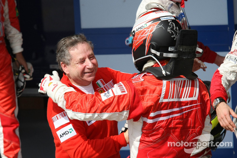 Yarış galibi ve 2007 Dünya Şampiyonu Kimi Raikkonen kutlama yapıyor ve Jean Todt
