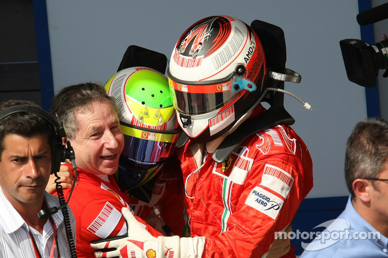 Yarış galibi ve 2007 Dünya Şampiyonu Kimi Raikkonen kutlama yapıyor ve Jean Todt