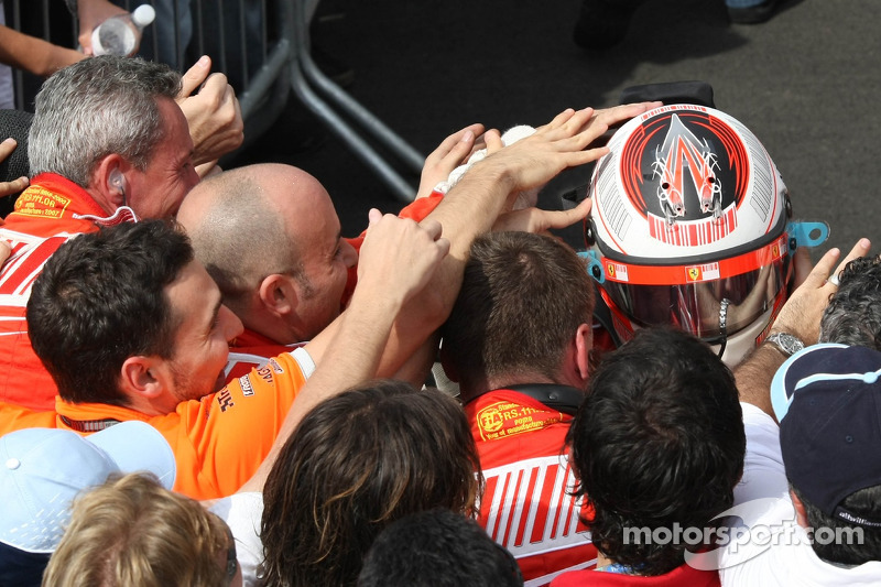 Yarış galibi ve 2007 Dünya Şampiyonu Kimi Raikkonen takımı ile kutlama yapıyor