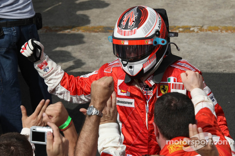 Yarış galibi ve 2007 Dünya Şampiyonu Kimi Raikkonen takımı ile kutlama yapıyor