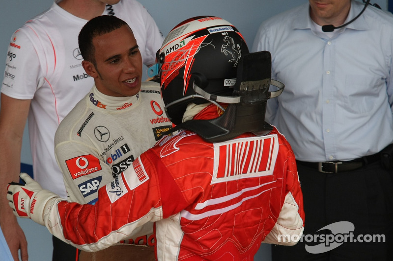 Yarış galibi ve 2007 Dünya Şampiyonu Kimi Raikkonen congratulated by Lewis Hamilton