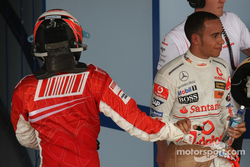Yarış galibi ve 2007 Dünya Şampiyonu Kimi Raikkonen congratulated by Lewis Hamilton