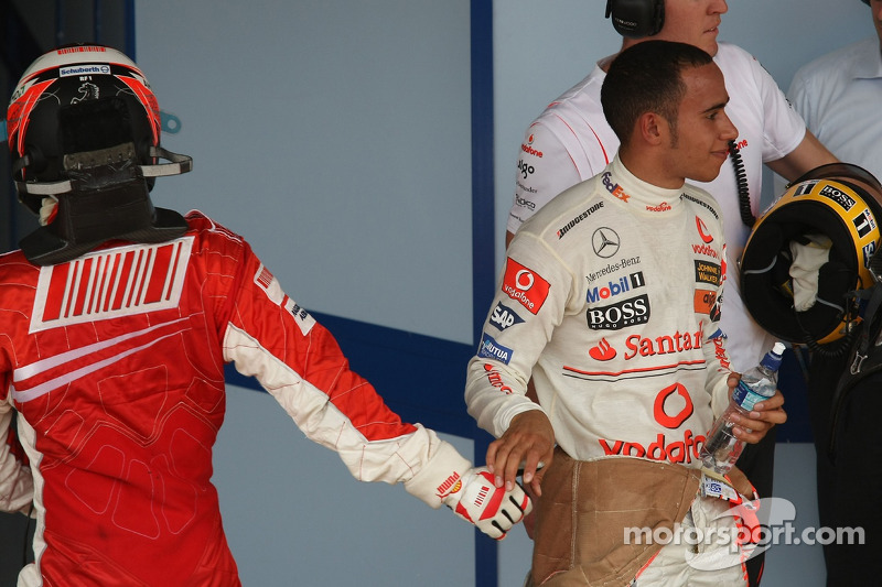 Yarış galibi ve 2007 Dünya Şampiyonu Kimi Raikkonen congratulated by Lewis Hamilton